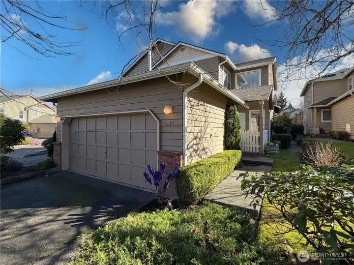 Lovely townhome with 2-car garage and lush landscaping. Lovely townhome with 2-car garage and lush landscaping.
