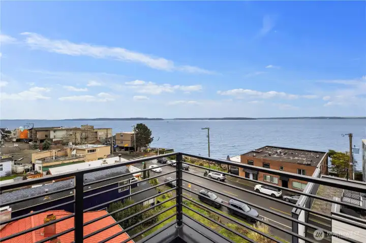 Direct access to waterfront strolls