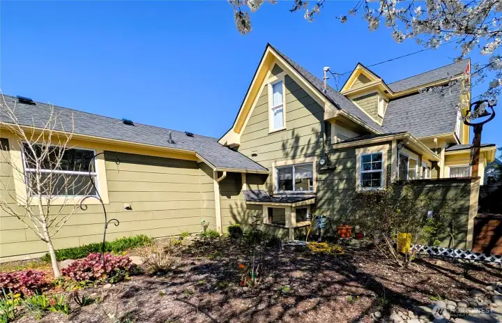 Back of home showing wing with laundry and craft rooms.