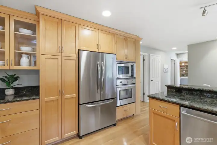 Kitchen w/ eating space