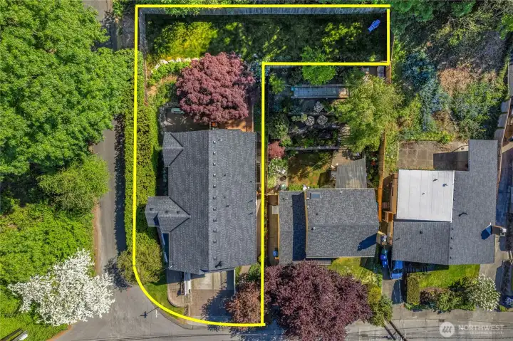 This shows the additional lot area in the back. The total lot including the extra 2 parcels is 7,000' This shows the additional lot area in the back. The total lot including the extra 2 parcels is 7,000'