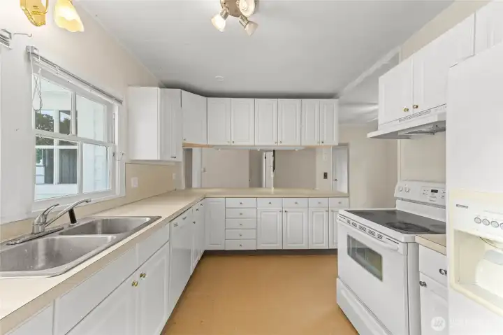 Kitchen with plenty of storage