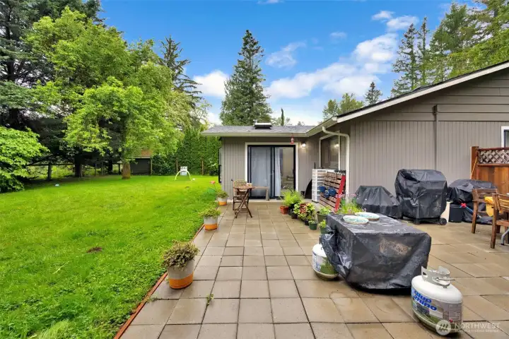 Paverstone patio for outdoor living space, BBQ area, picnic table