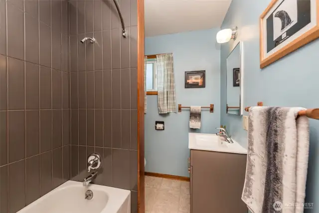 Apartment #5 bathroom
