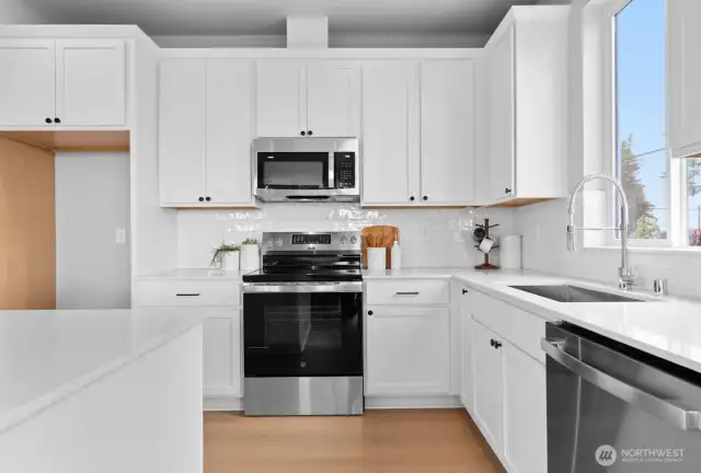 Photographs are for illustrative purposes only. Features, finishes, interior/exterior colors, landscaping and floorplan shown may vary from actual homes built.