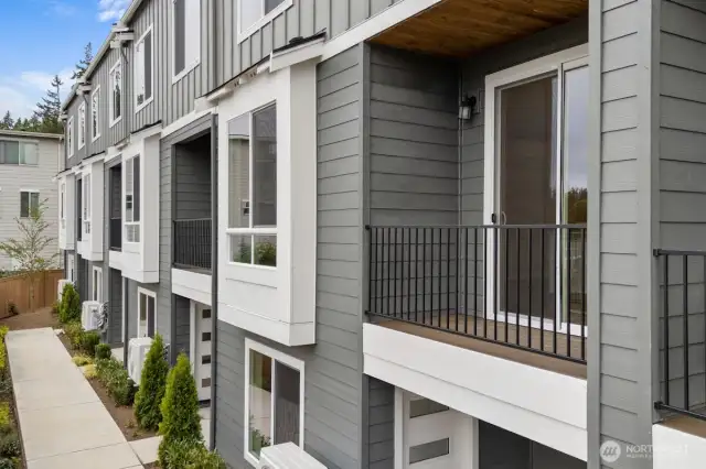 Photographs are for illustrative purposes only. Features, finishes, interior/exterior colors, landscaping and floorplan shown may vary from actual homes built.