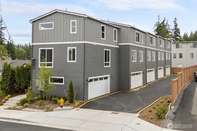 Photographs are for illustrative purposes only. Features, finishes, interior/exterior colors, landscaping and floorplan shown may vary from actual homes built.