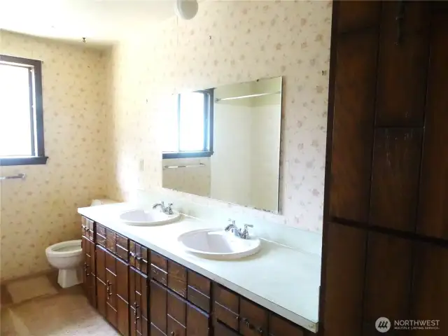 Main floor full bathroom.