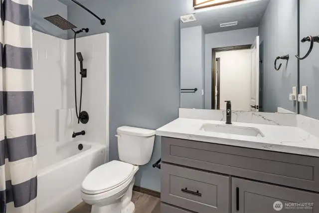 Upstairs full bathroom.