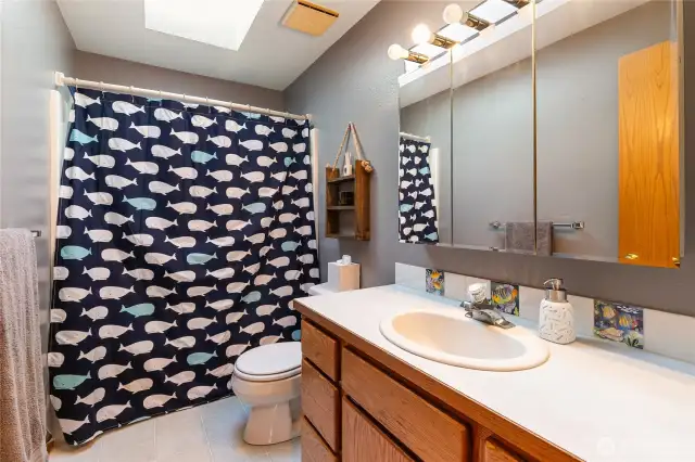 full bathroom next to both bedrooms