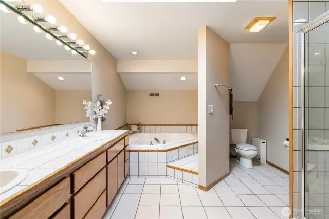 2 sinks and lots of space to move
