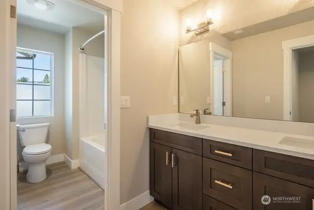Full bathroom #2