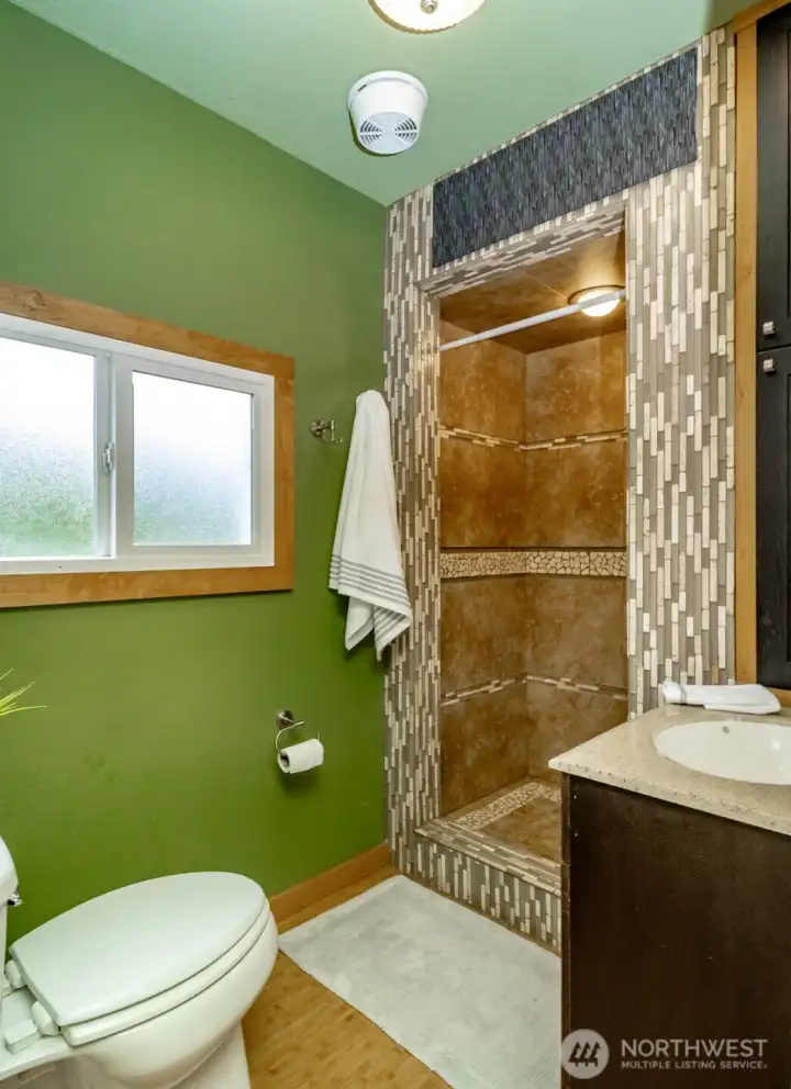 Master Bathroom w/shower
