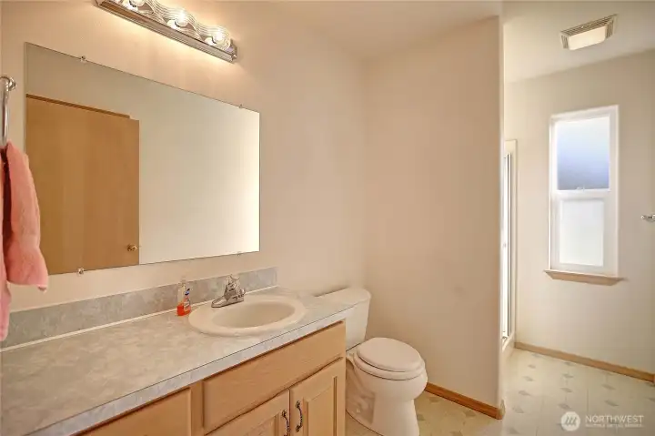 Guest bathroom located between both guest bedrooms.