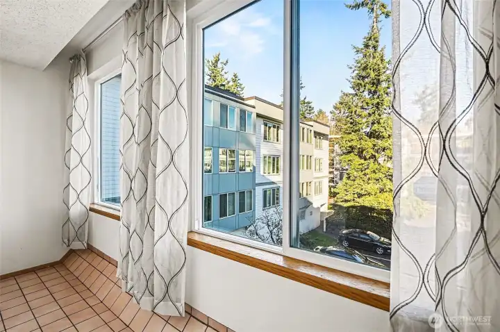 Living rm overlooking - Driveway