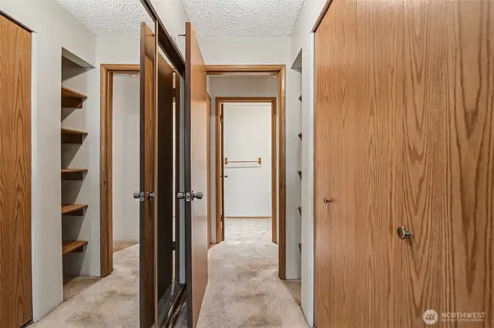 Bed rm w/ built-in closet & mirror doors