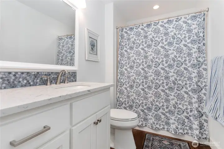 Full bathroom between 2 upstairs bedrooms