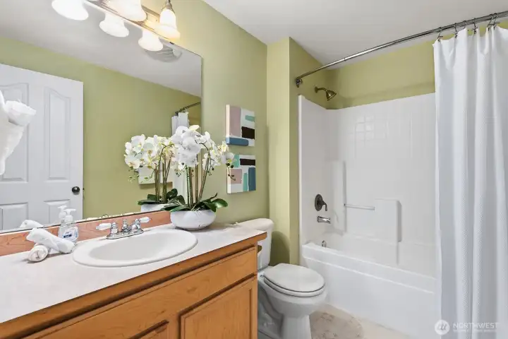 Full bathroom (2nd floor)