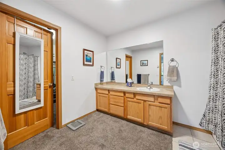 Bathroom off the primary bedroom with walk in closet