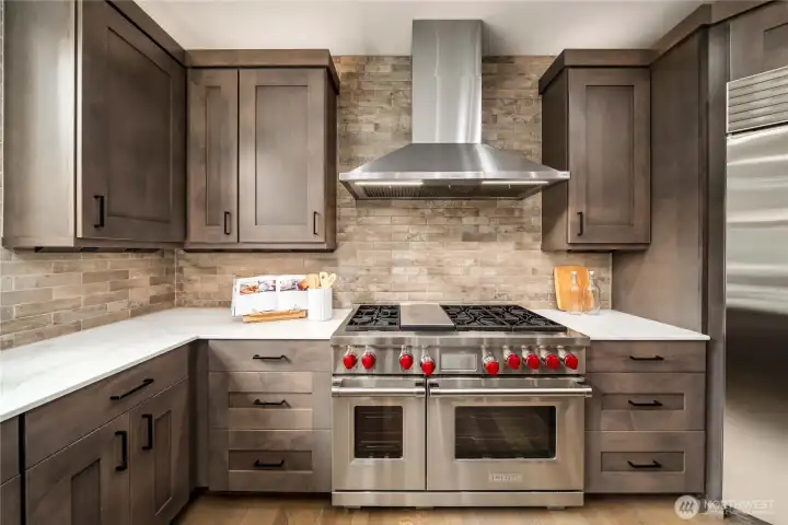 Equipped with a premium Wolf 6-burner cooktop and double ovens, designed for both everyday cooking and elevated entertaining.