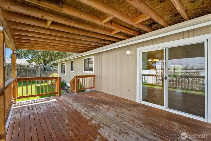 Large covered deck!