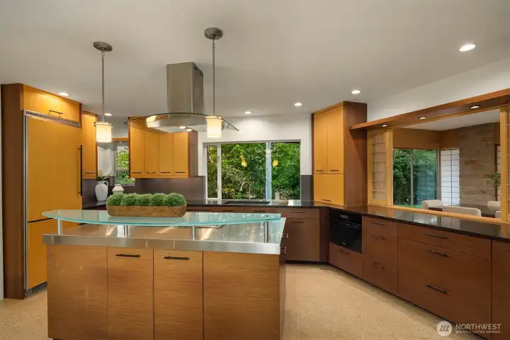 Room for freinds and family to eat and the bar or sit in the breakfast nook that looks out to the front garden.