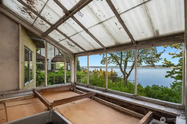 The greenhouse with a view to the lake. Inspiring your creativity!