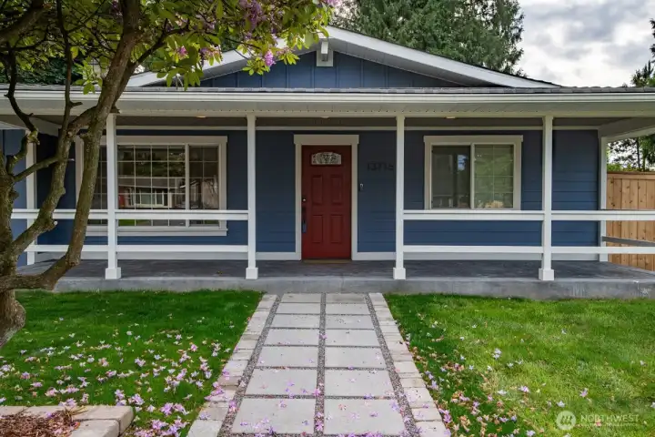 Steppingstones leading to spacious covered porch and entry. Steppingstones leading to spacious covered porch and entry.