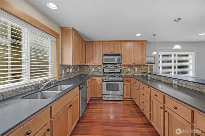 U-shaped kitchen allows for plenty of counterspace