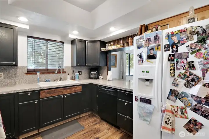 More cupboards and more counters, more space! More cupboards and more counters, more space!