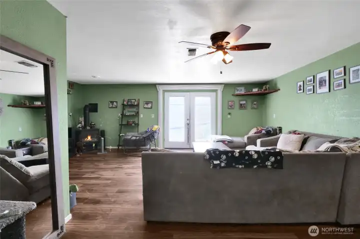 Wonderful propane stove adds ambiance and warmth during the cool evenings and winter days. Wonderful propane stove adds ambiance and warmth during the cool evenings and winter days.