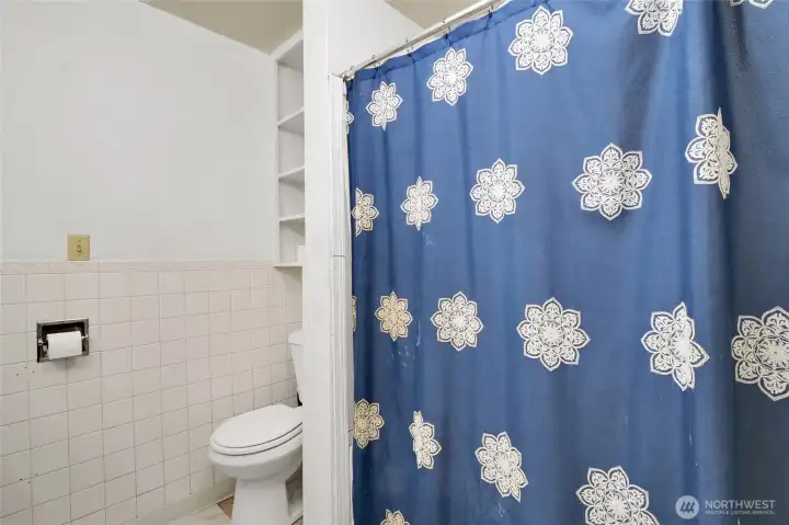 Second bathroom with tub. Second bathroom with tub.