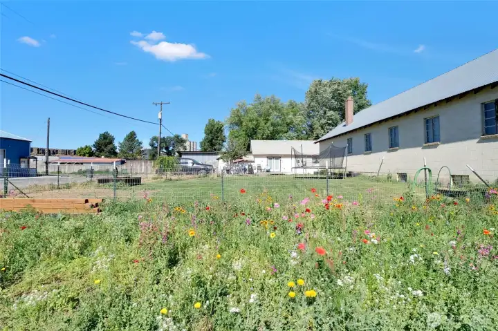 Large fenced area for fur babies too. Large fenced area for fur babies too.