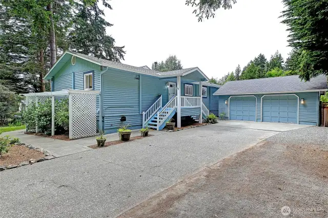 Privacy, HUGE Lot, BEACH and Spacious Home w/ Shop!