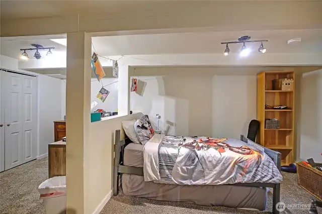 Opposite-end Lower Room for More~