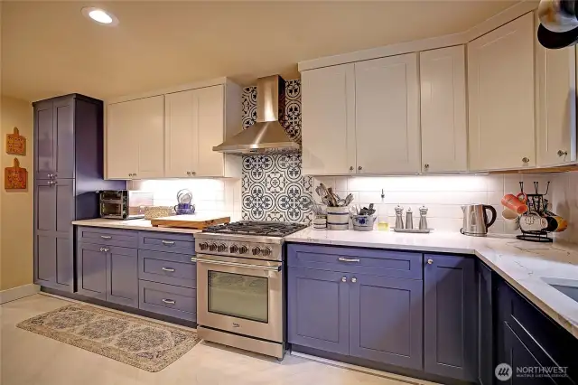 Dream-Kitchen w/ Slabs, Soft-Close Cabs, UC Lighting and Like-New Appliances~