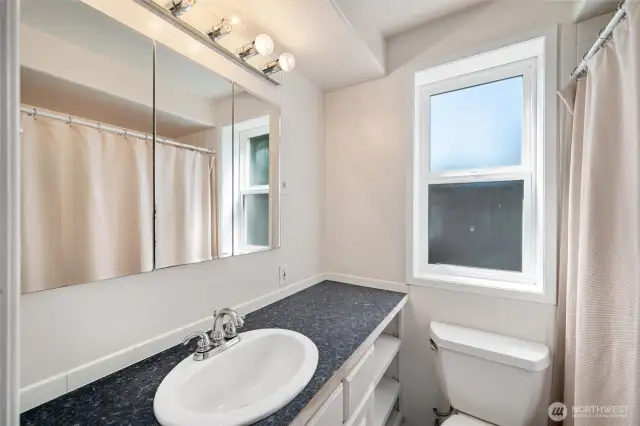 Stuido/Office space full bathroom