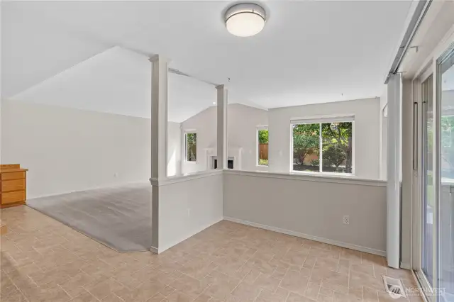 Breakfast Nook w/Slider to Back Covered Patio