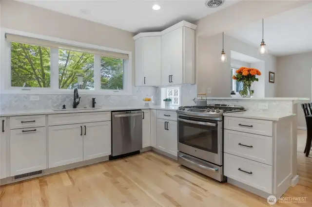 The kitchen is a breath of fresh air, beautiful finishes and architectural touches that enhance the lightflow in the kitchen.