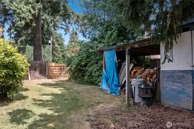 Side yard leading to the large gate to the front yard and the street