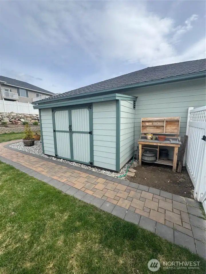 Custom wood shed easy leveling for moving