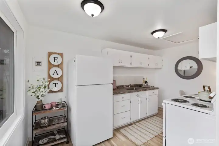 3326 - Cutest kitchen with W/D hookups!