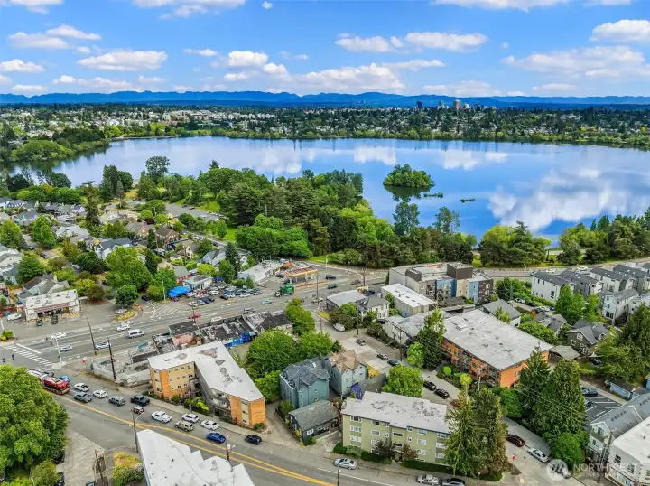 Just blocks from your front door, Green Lake offers nearly three miles of waterfront trails, open green spaces, and one of Seattle's most iconic outdoor destinations. Morning runs, sunset walks, paddleboarding, and year-round recreation become part of everyday life.