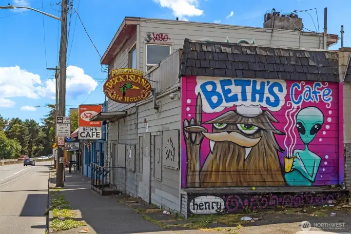 Step outside and immerse yourself in the vibrant Green Lake lifestyle—grab breakfast at the legendary Beth's Café, spend the afternoon at the lake, and enjoy dinner or drinks just blocks from home.