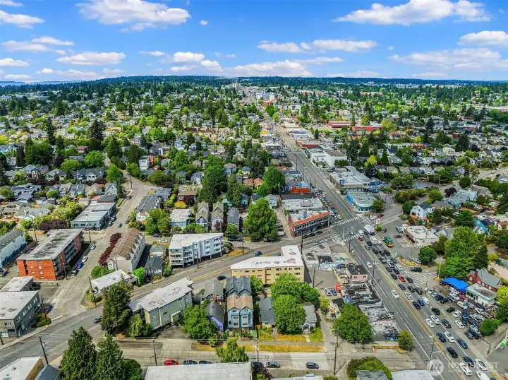 An exceptional urban lifestyle awaits. Positioned between Green Lake and Phinney Ridge, enjoy easy access to the lake, neighborhood restaurants, cafés, breweries, and everyday conveniences—all within one of Seattle's most sought-after communities.