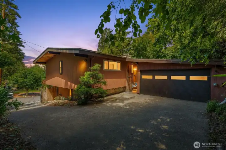 Timeless MCM home has been earthquake retrofitted Timeless MCM home has been earthquake retrofitted