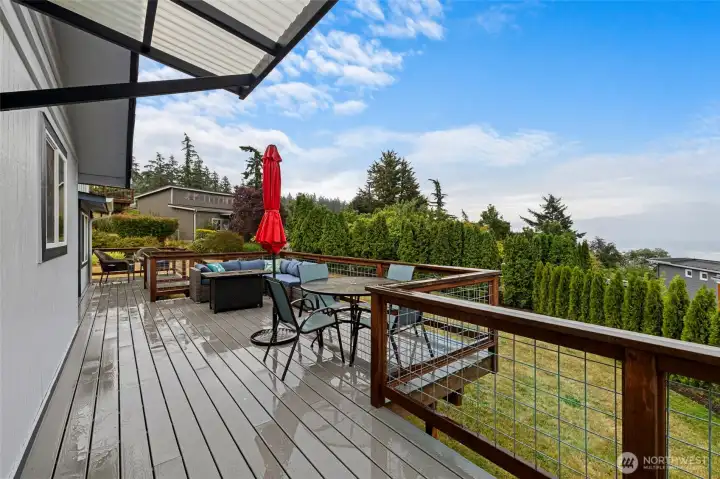 Huge deck for enjoying the sunset or entertaining. Huge deck for enjoying the sunset or entertaining.