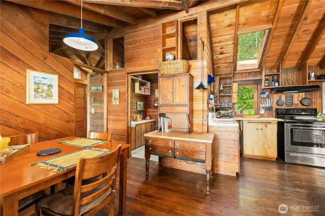 Dining area to kitchen