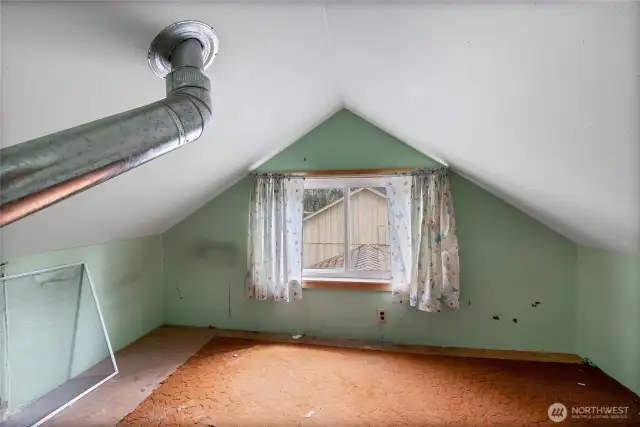 Upper floor room - no heat or handrail to upper floo