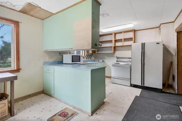 Dining nook to kitchen